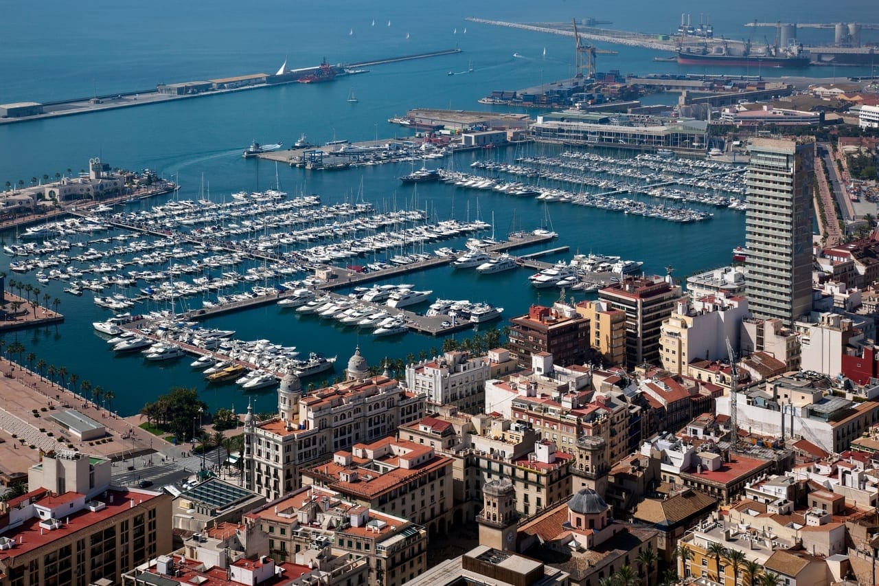 Blick über Alicante an der Costa Blanca mit Hafen und Mittelmeer