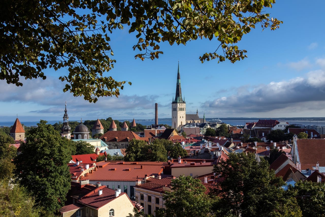 Panorama der Altstadt von Tallinn mit der Ostsee im Hintergrund