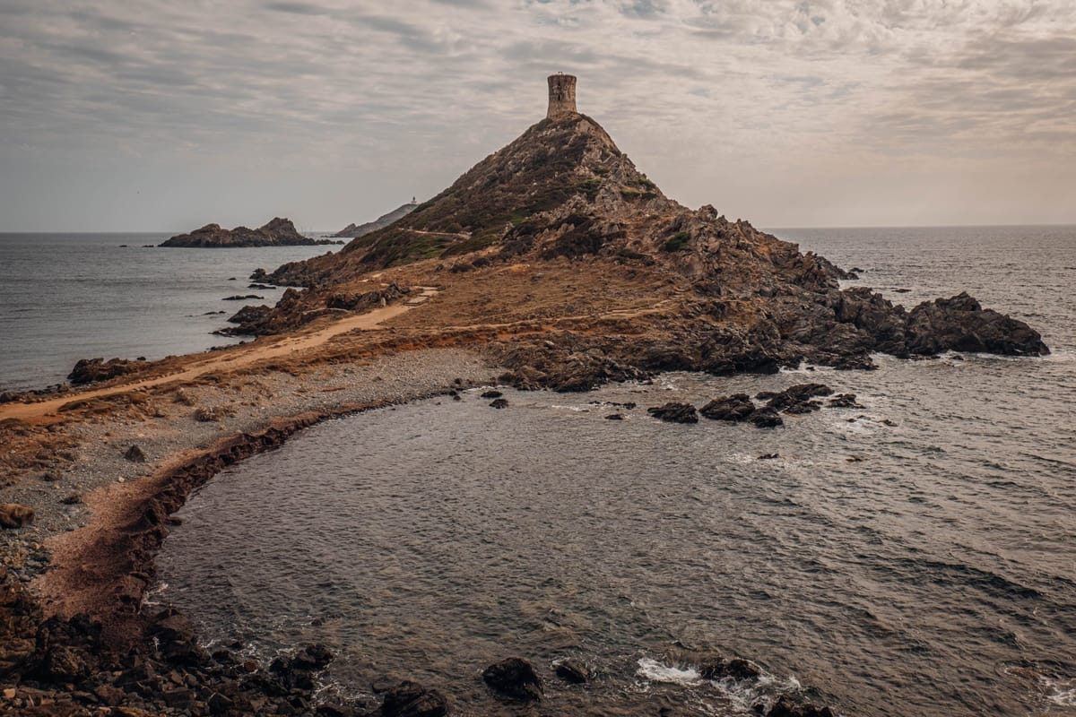 Blick auf die Îles Sanguinaires vor Ajaccio bei Sonnenuntergang