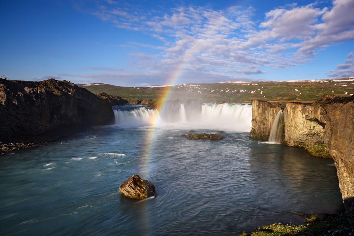 Der hufeisenförmige Goðafoss-Wasserfall in Nordisland