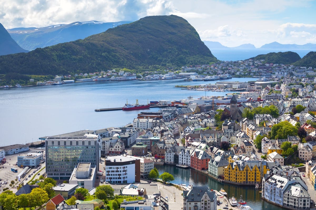 Jugendstil-Häuserzeile am Kanal von Ålesund vom Aussichtspunkt Aksla aus gesehen
