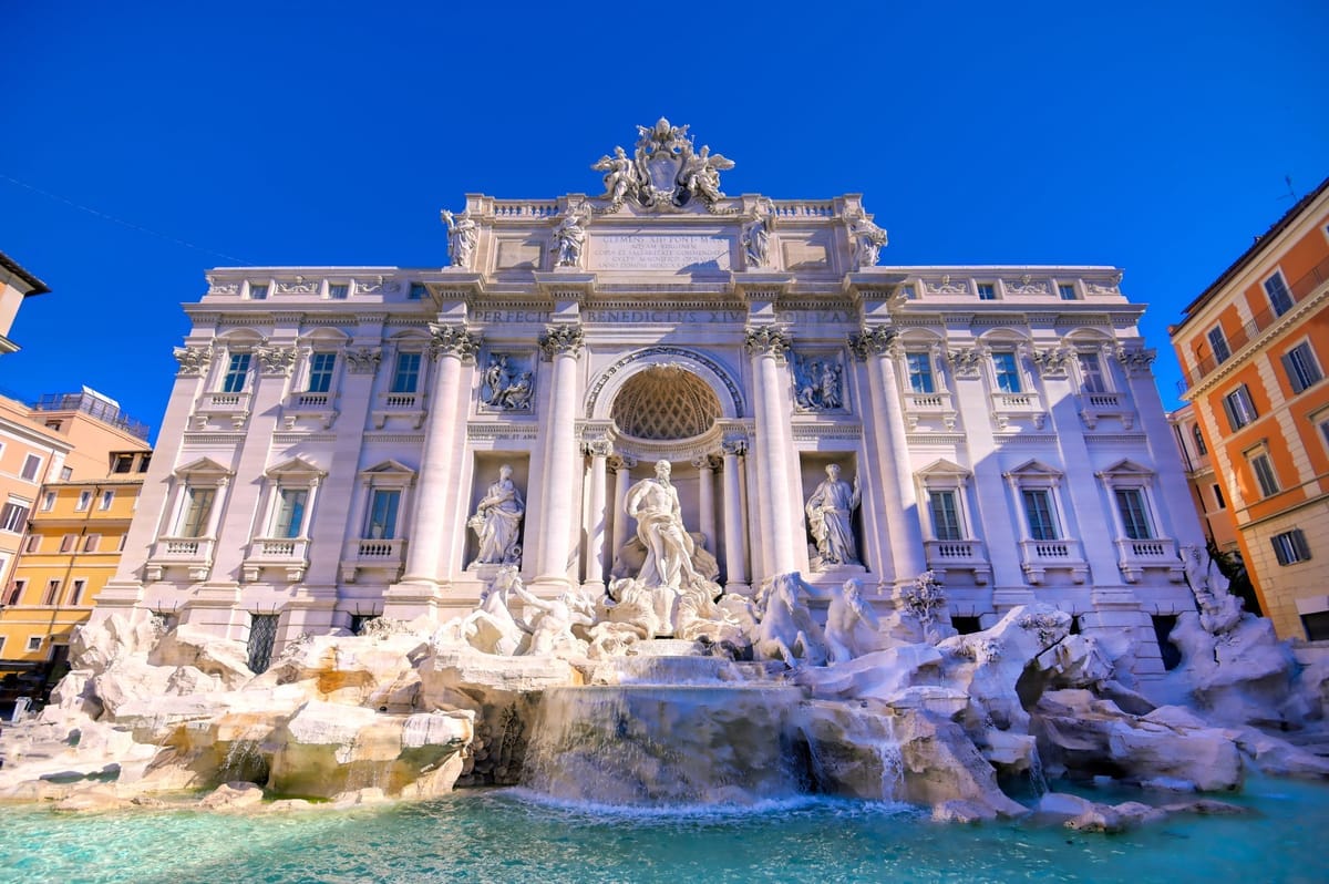 Die barocke Fassade des Trevi-Brunnens in Rom mit Neptun-Statue und türkisfarbenem Wasserbecken