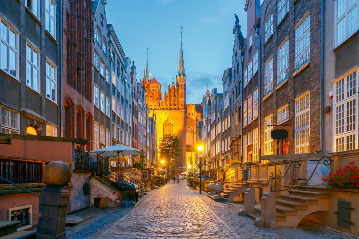 Frauengasse (ul. Mariacka) mit Beischlägen, Bernsteinständen und der Marienkirche im Hintergrund