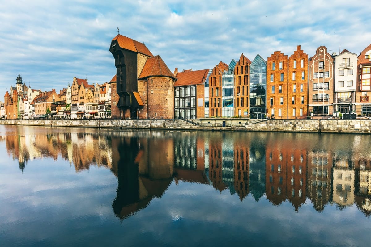 Krantor (Żuraw) am Ufer der Motława mit historischen Fassaden der Langen Brücke