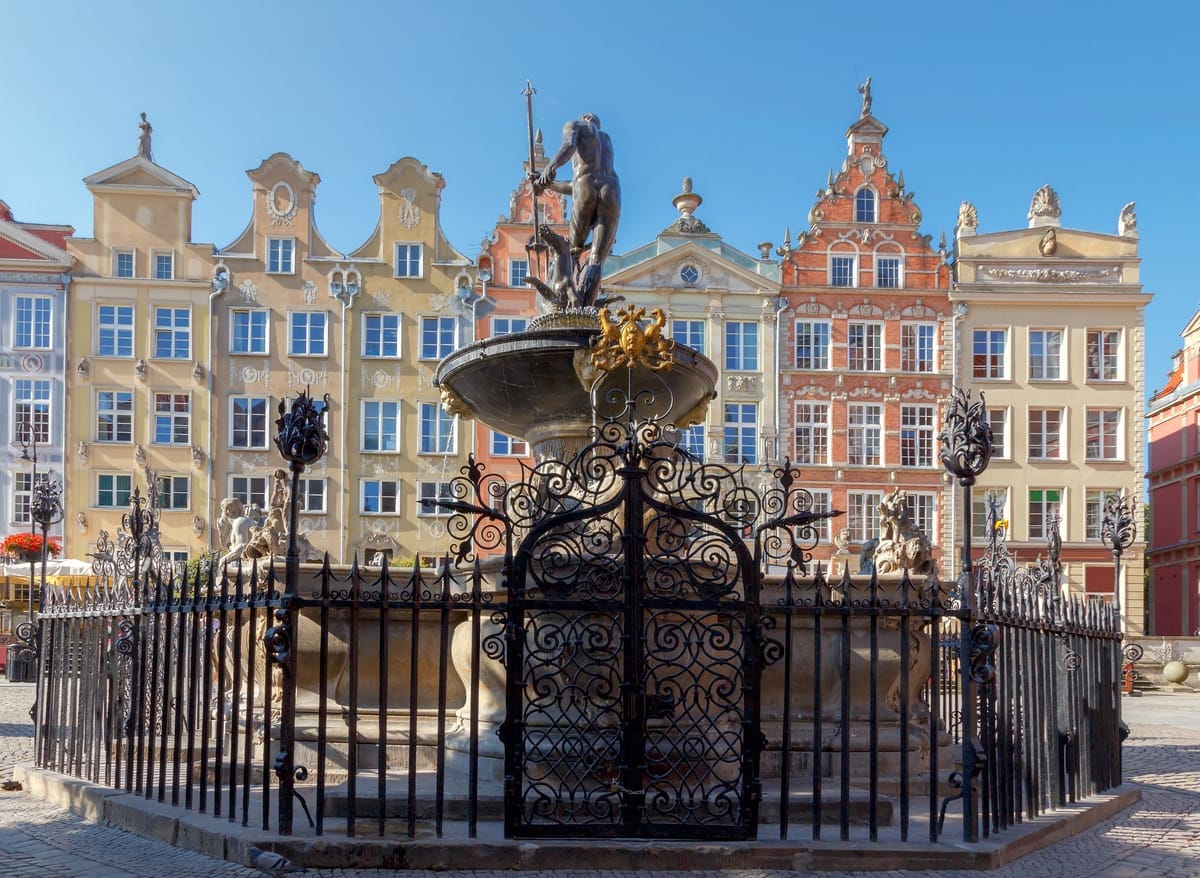 Der Neptunbrunnen auf dem Langen Markt in Danzig vor den Giebelhäusern der Rechtstadt