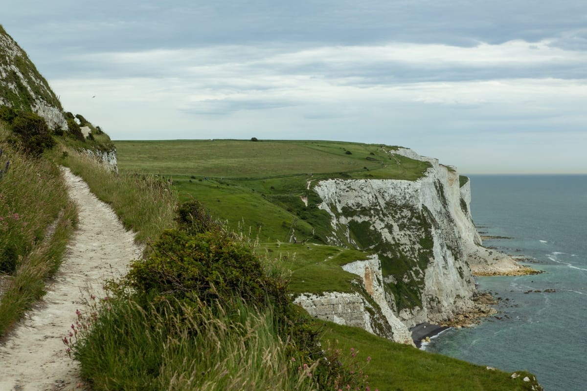 Wanderweg auf den weißen Klippen von Dover mit Blick Richtung South Foreland Lighthouse