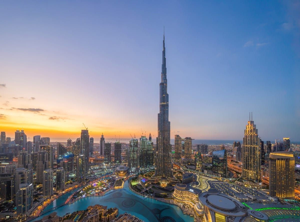 Das Burj Khalifa ragt über die Hochhäuser von Downtown Dubai