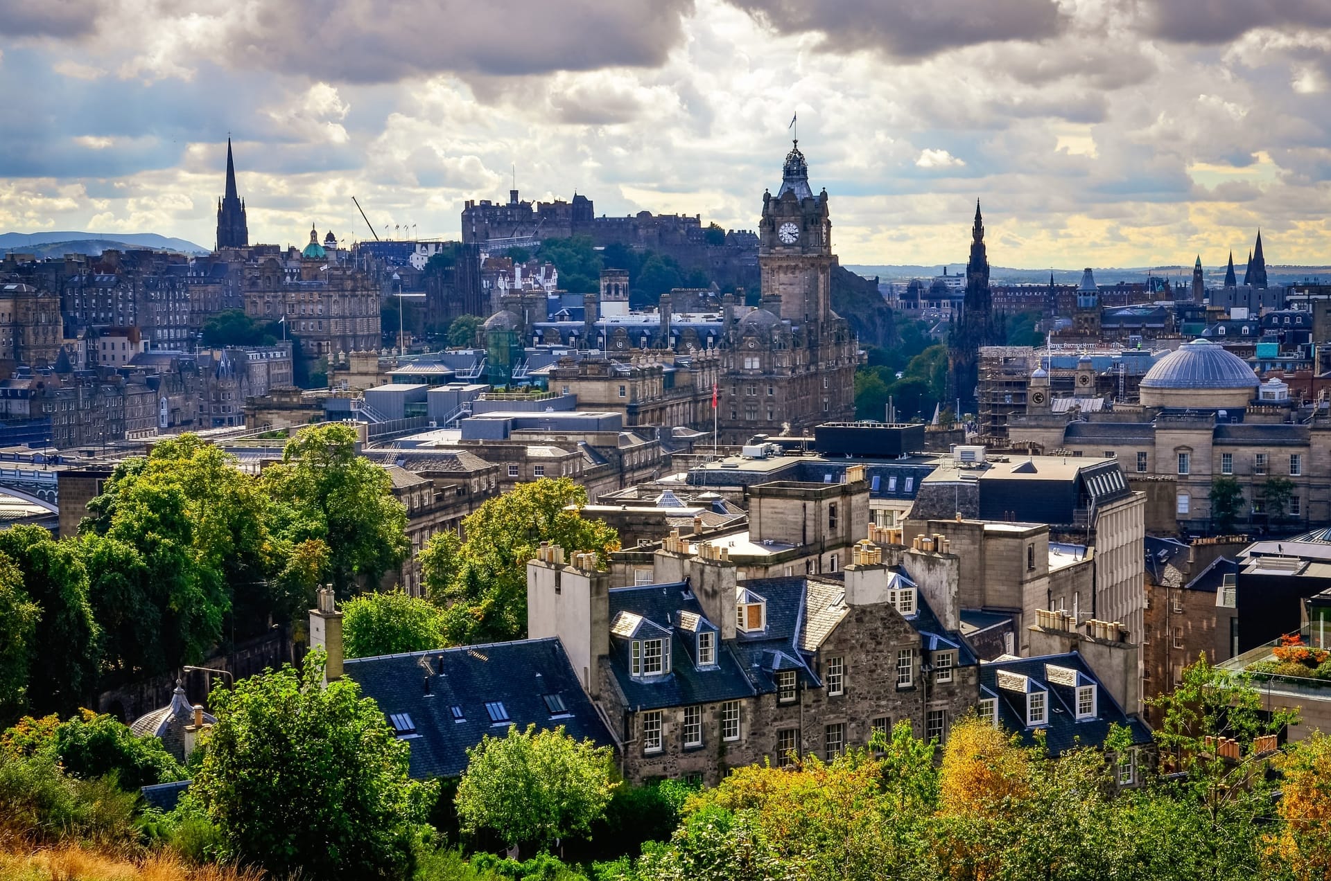 Blick vom Calton Hill über die Altstadt von Edinburgh mit dem Castle auf dem Burgberg