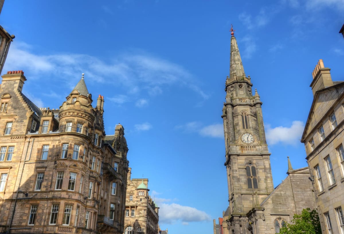 Die Royal Mile in der Altstadt von Edinburgh mit historischen Fassaden und Passanten