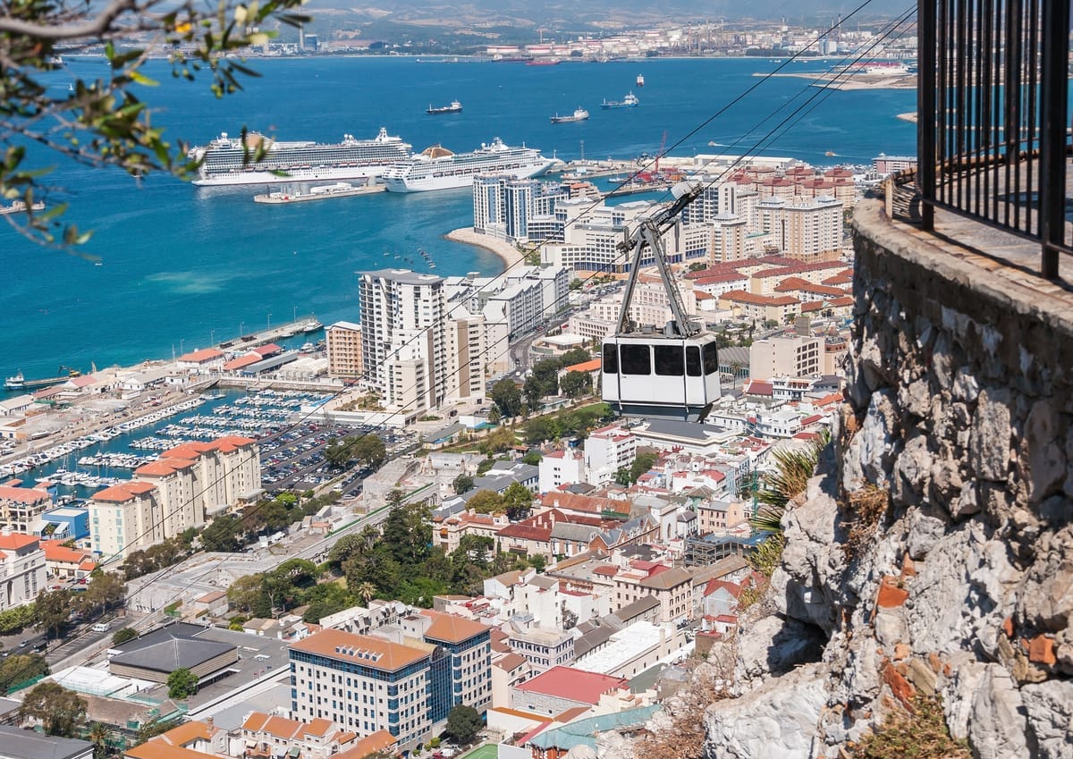 Gondel der Gibraltar-Seilbahn schwebt über der Stadt, im Hintergrund Hafen, Marina und die Bucht von Algeciras