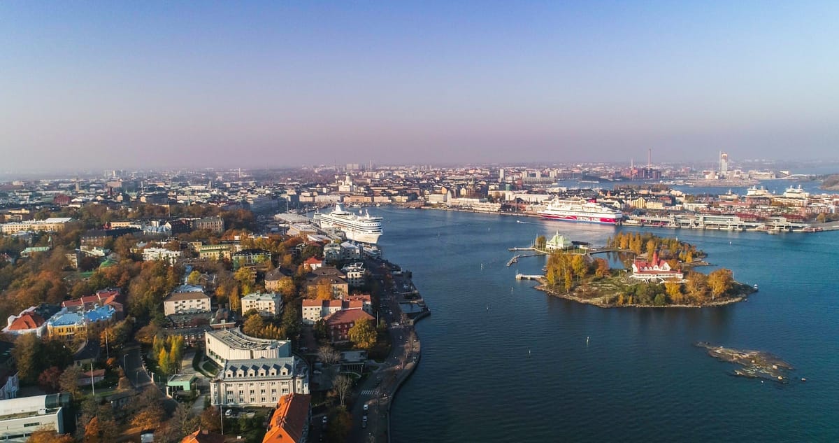 Luftaufnahme der Hafeneinfahrt von Helsinki im Herbst mit Kreuzfahrtschiff und Viking-Line-Fähre
