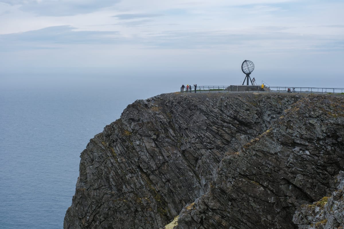 Die Nordkap-Klippe mit Globus-Monument hoch über dem Eismeer, im Sommerlicht
