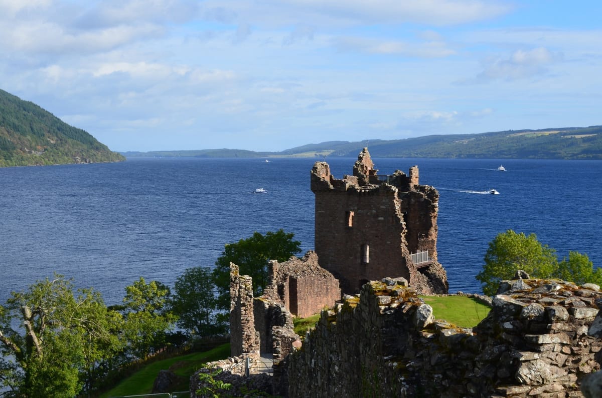 Die Burgruine Urquhart Castle am Ufer von Loch Ness
