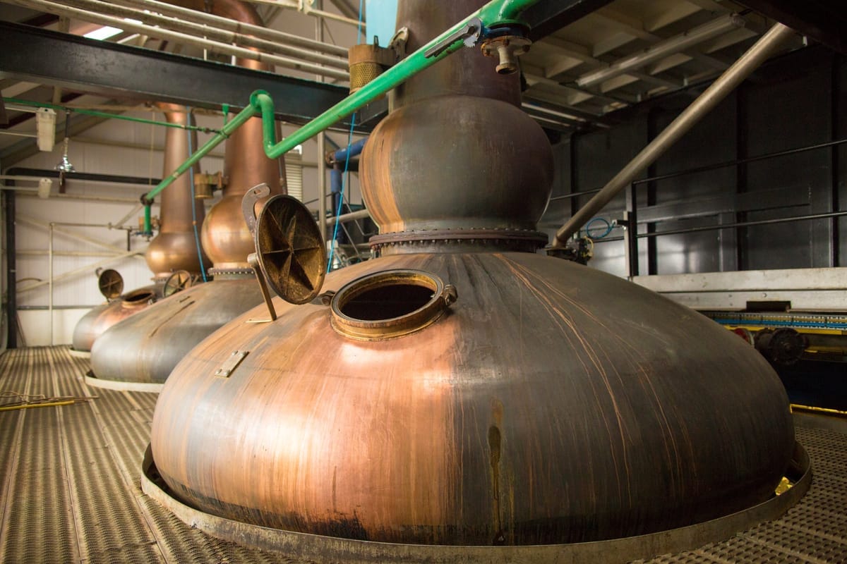 Kupferne Brennblasen in einer schottischen Whisky-Destillerie in den Highlands