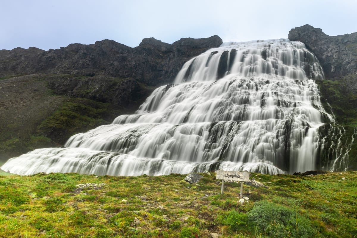 Der fächerförmige Dynjandi-Wasserfall in den isländischen Westfjorden