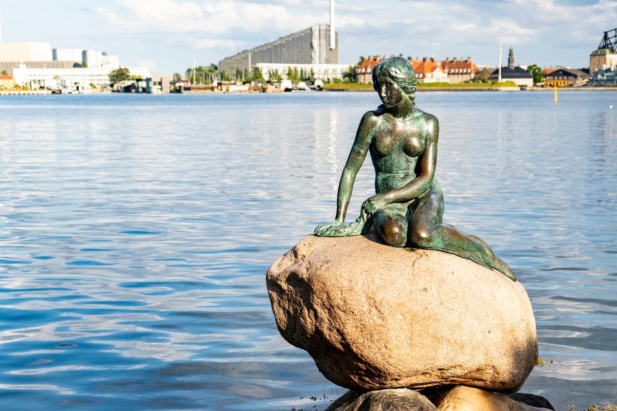 Die Kleine Meerjungfrau auf ihrem Felsen am Wasser der Langelinie-Promenade