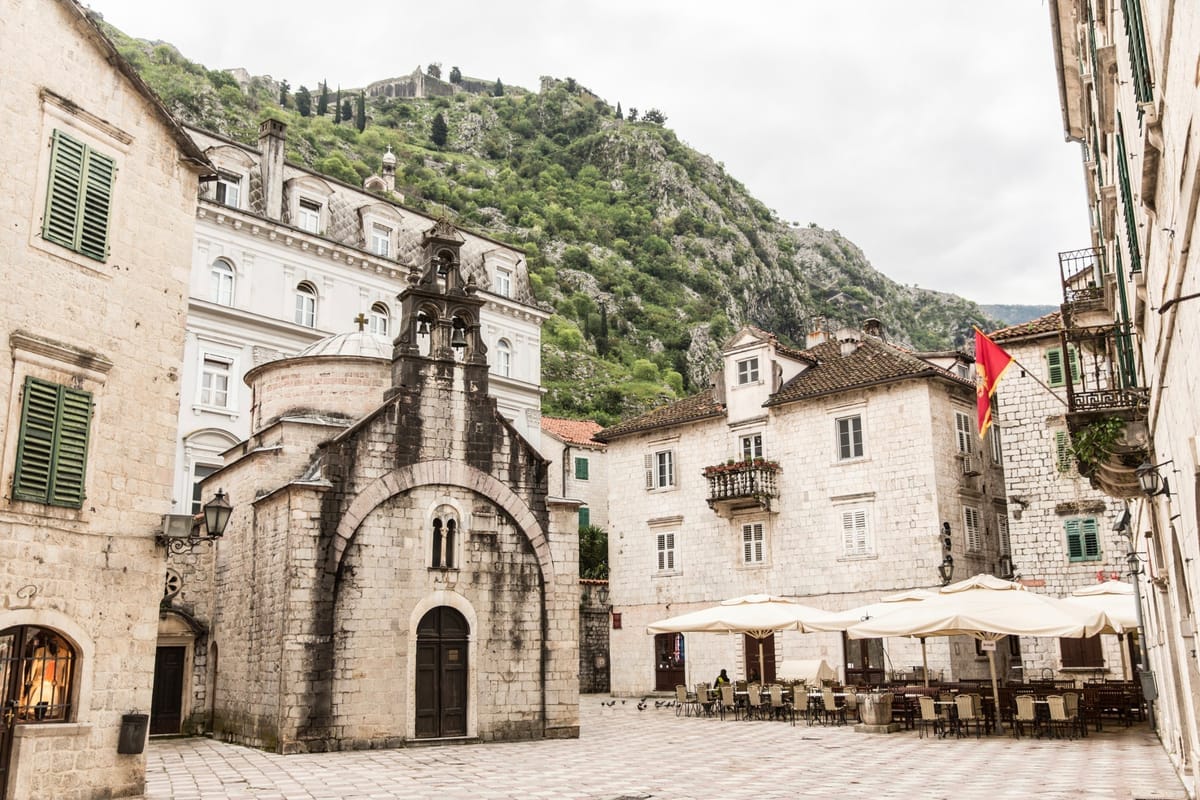Historische Kirche und enge Gasse in der venezianischen Altstadt von Kotor