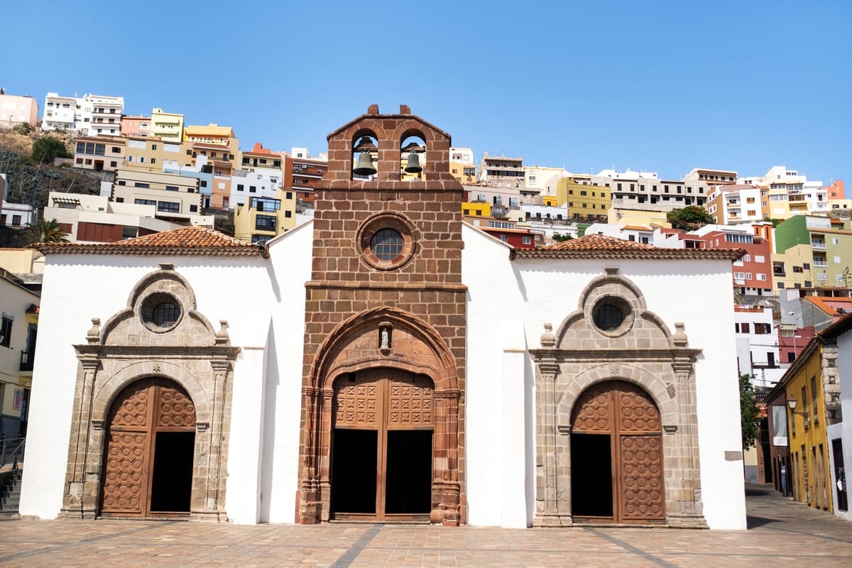 Historisches Gebäude in San Sebastián de La Gomera mit drei Rundbogenportalen, weiß verputzt mit Ziegelsteinelementen