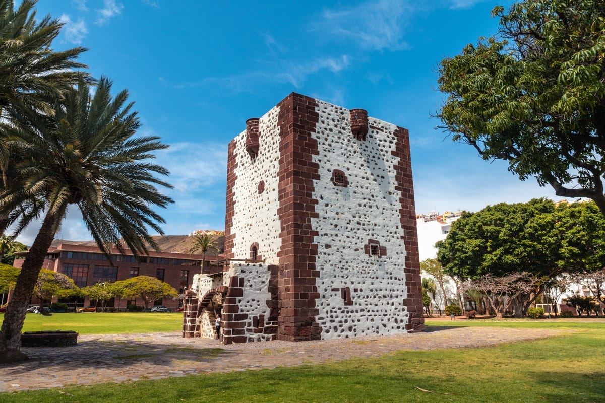 Der wehrhafte Torre del Conde in San Sebastián de La Gomera, umgeben von Palmen und Rasen