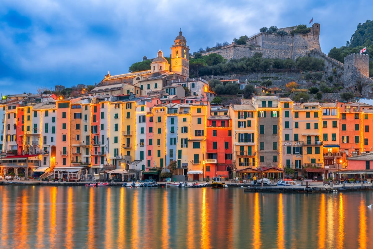 Bunte Häuserzeile am Hafen von Portovenere mit Booten im Vordergrund