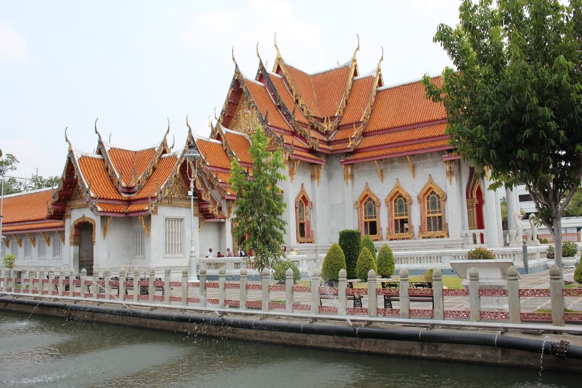 Goldene Türme und Dächer des Grand Palace in Bangkok