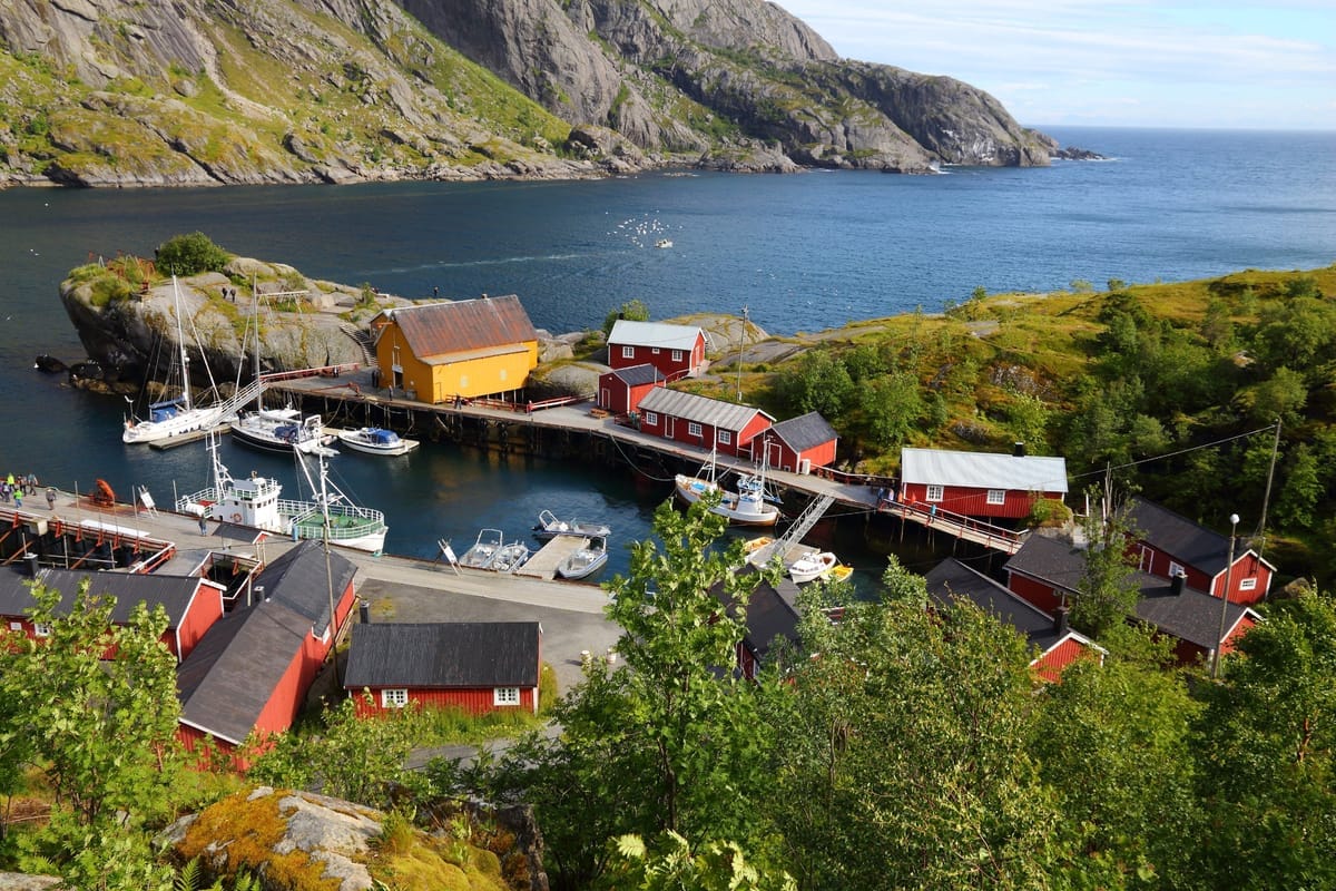 Rote Rorbuer-Fischerhütten im historischen Fischerdorf Nusfjord auf den Lofoten