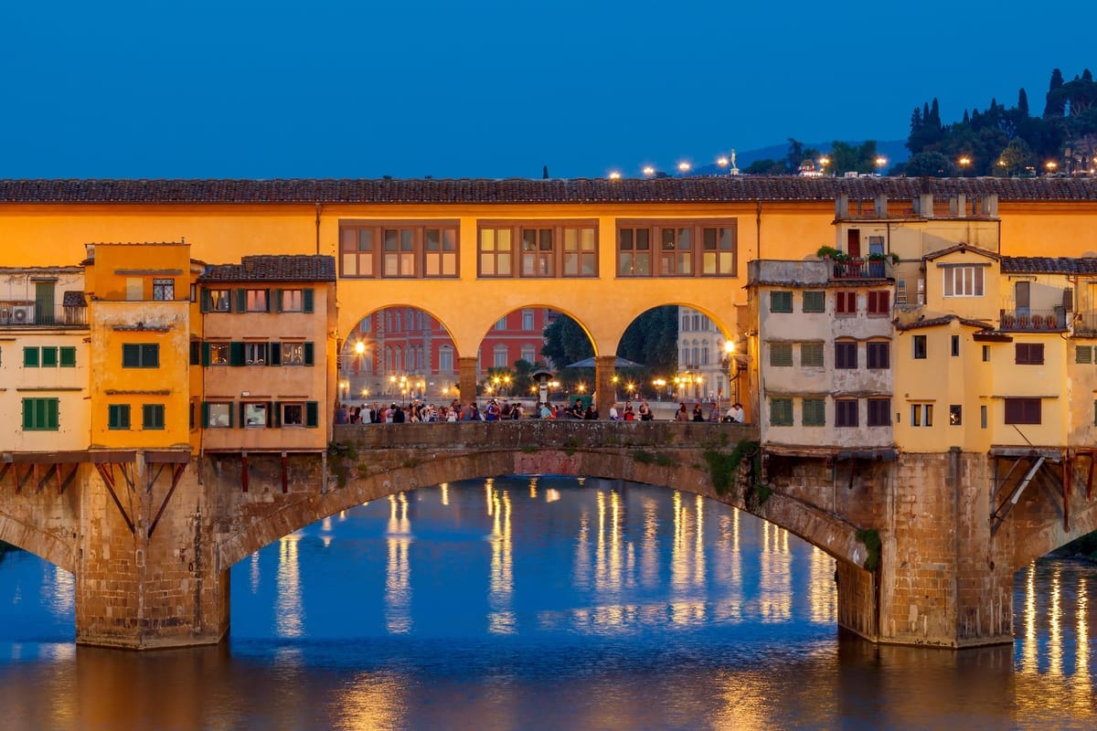 Der Ponte Vecchio über dem Arno in Florenz mit den Goldschmiedeläden