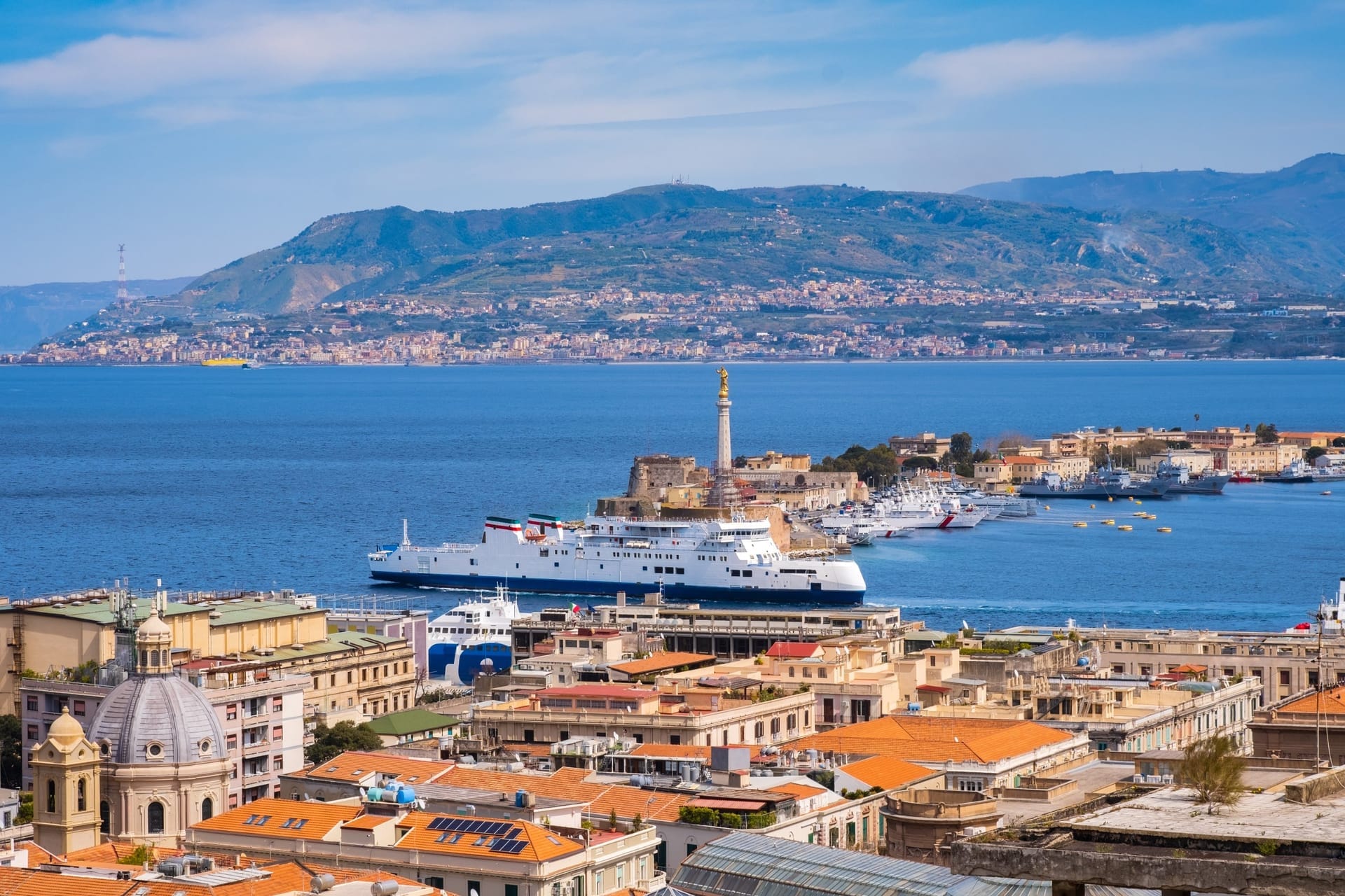 Blick über die Dächer von Messina auf den Hafen und die Meerenge nach Kalabrien