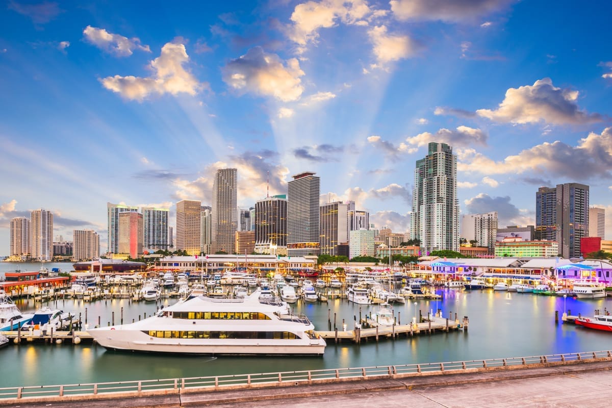 Boote an der Marina vor der Skyline von Downtown Miami am Bayside Marketplace