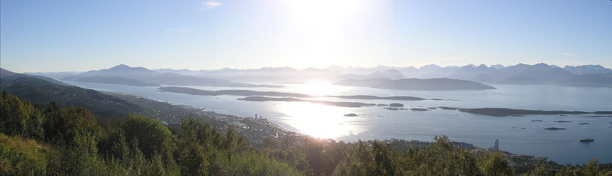 Panoramablick vom Aussichtspunkt Varden über Molde, den Romsdalsfjord und die Gipfelkette der Romsdalsalpen