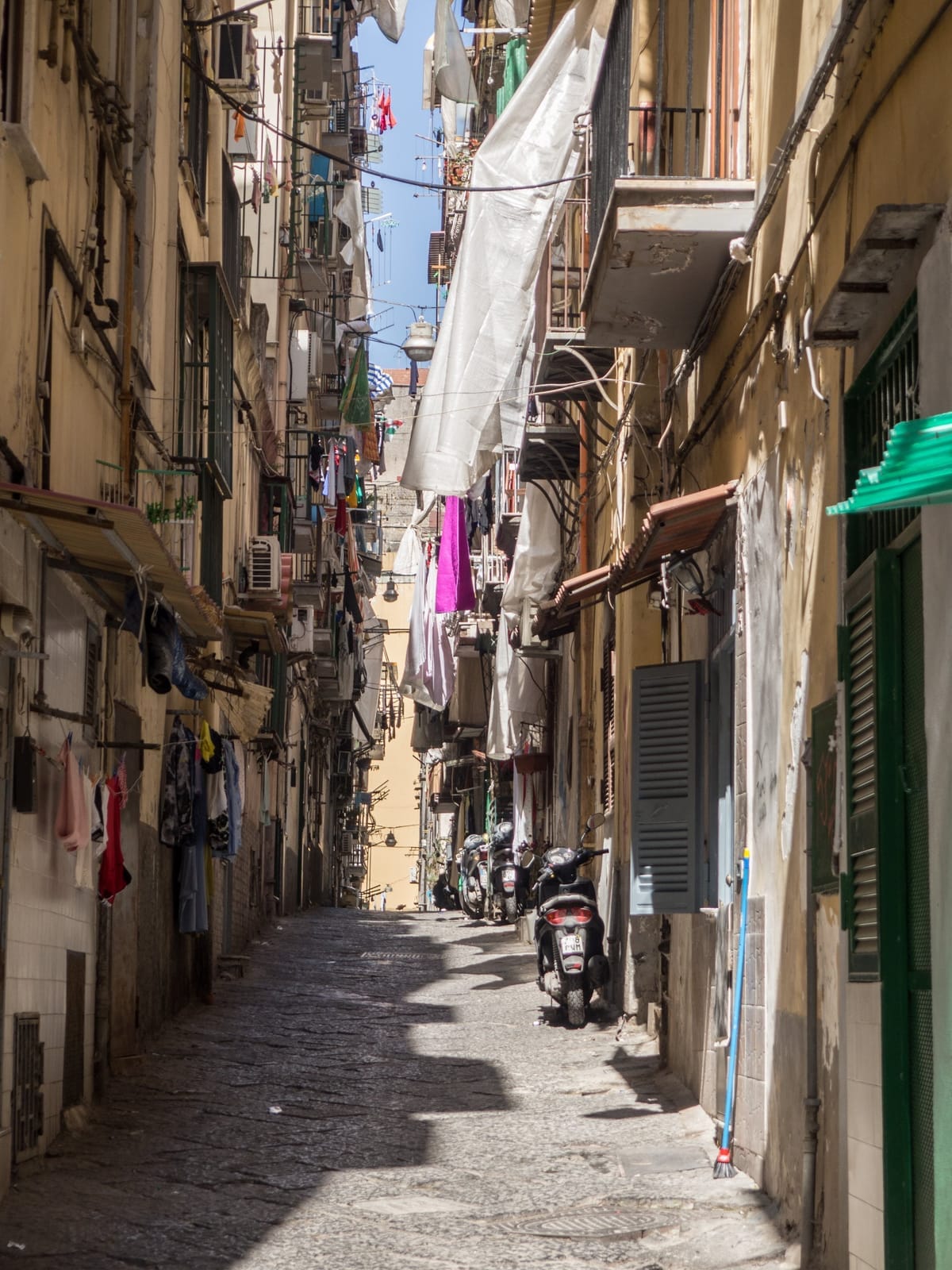 Enge Gasse Spaccanapoli in der Altstadt von Neapel mit Wäscheleinen und Vespas