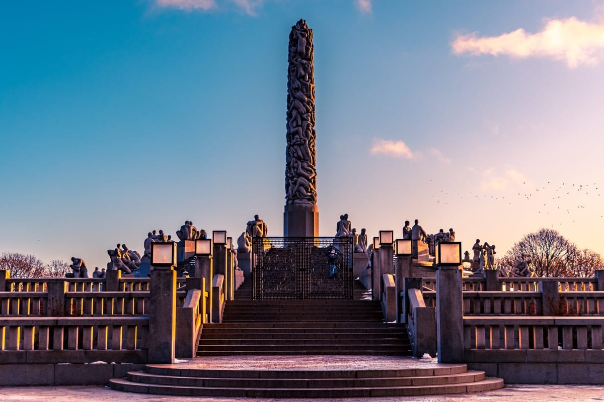 Monolith und Skulpturengruppen im Vigelandpark in Oslo an einem sonnigen Tag