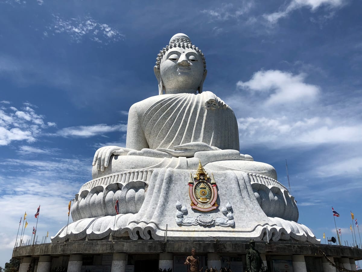 Die 45 Meter hohe weiße Marmorstatue des Big Buddha auf den Nakkerd-Hügeln, von unten fotografiert vor blauem Himmel