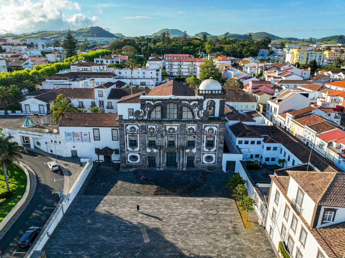 Barocke Kirchenfassade aus schwarzem Basalt und weißem Kalkstein in Ponta Delgada