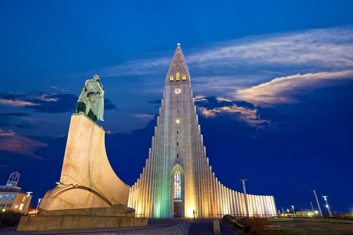 Die markante Betonfassade der Hallgrímskirkja mit der Leifur-Eriksson-Statue davor