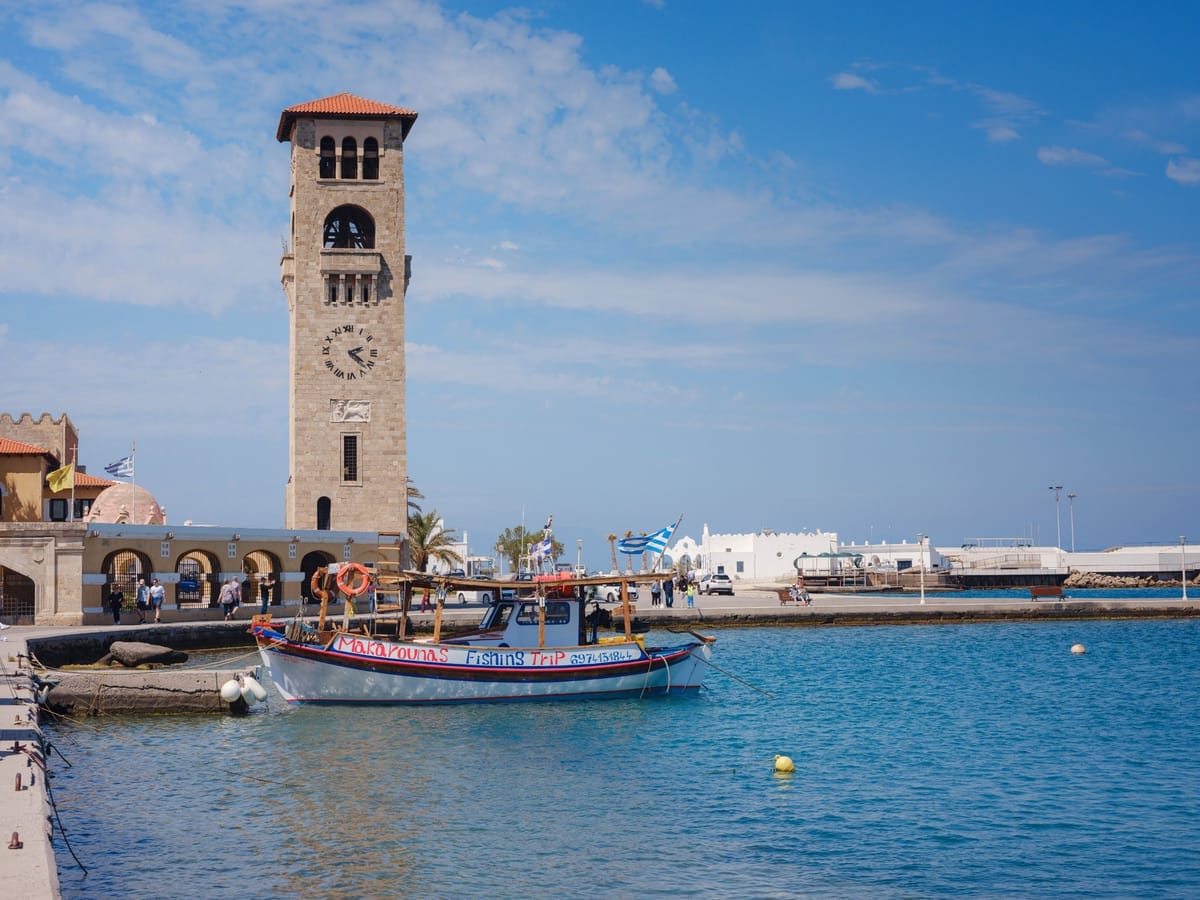 Mandraki-Hafen in Rhodos mit Hirsch-Säulen, Windmühlen und Booten