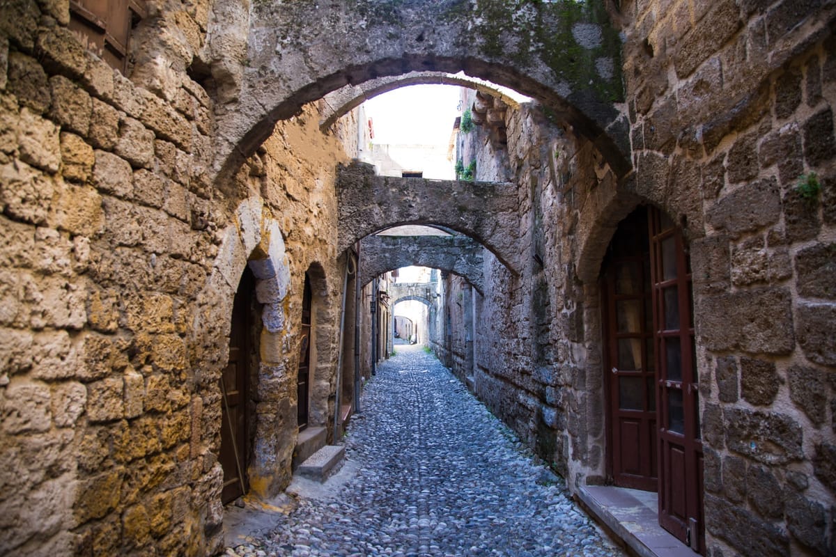 Die mittelalterliche Ritterstraße in der Altstadt von Rhodos mit Kopfsteinpflaster und Steinfassaden