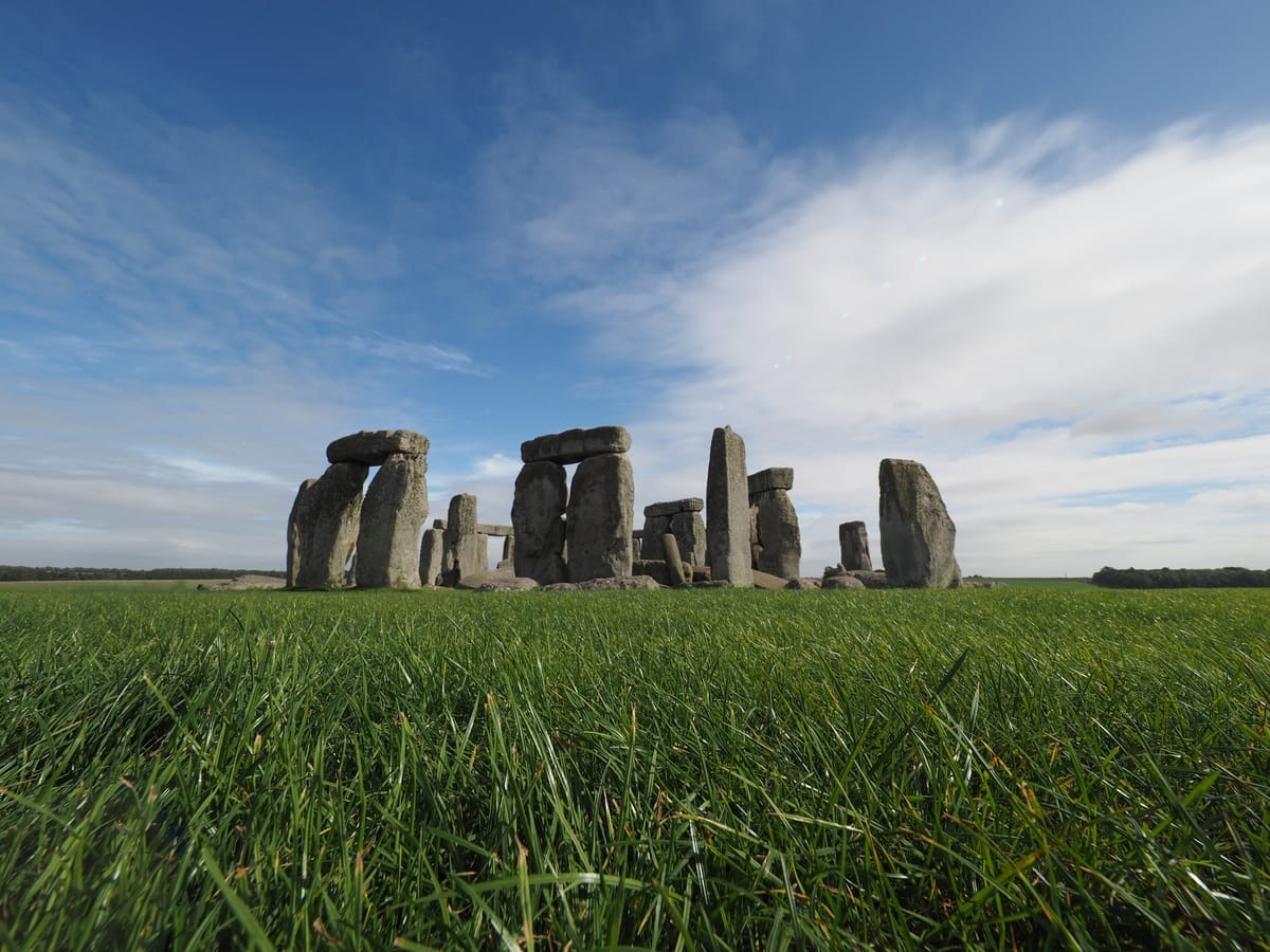 Steinkreis von Stonehenge bei gutem Wetter, klassische Perspektive ohne Menschenmassen