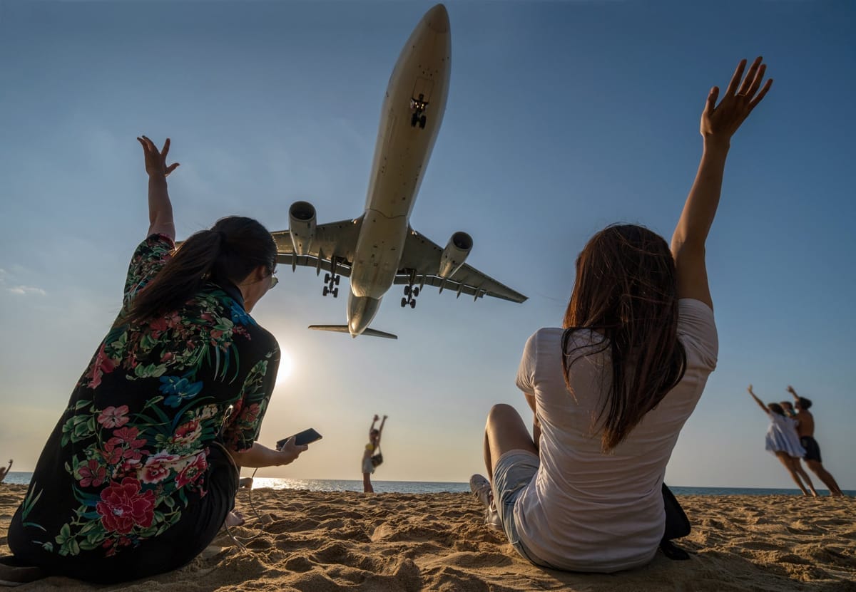Tief anfliegendes Verkehrsflugzeug über den Badegästen am Maho Beach, kurz vor der Landung auf dem Princess Juliana Airport