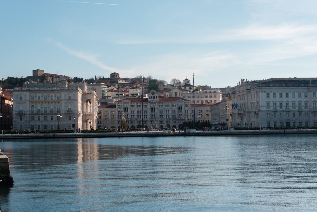Die Piazza dell'Unità d'Italia am Wasser mit den Palazzi der Triestiner Uferpromenade