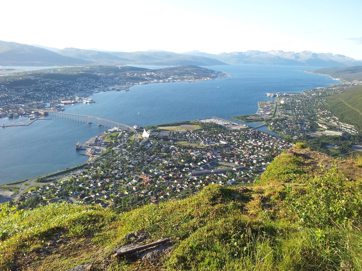 Blick von der Bergstation der Fjellheisen über die Insel Tromsøya, die Brücke und den Fjord
