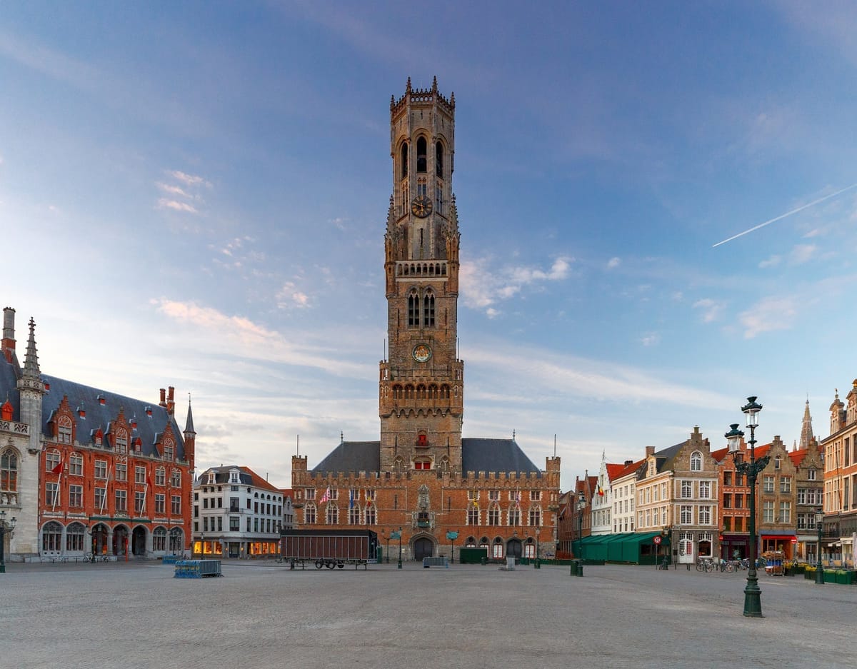 Der Belfried von Brügge über den Zunfthäusern des Grote Markt