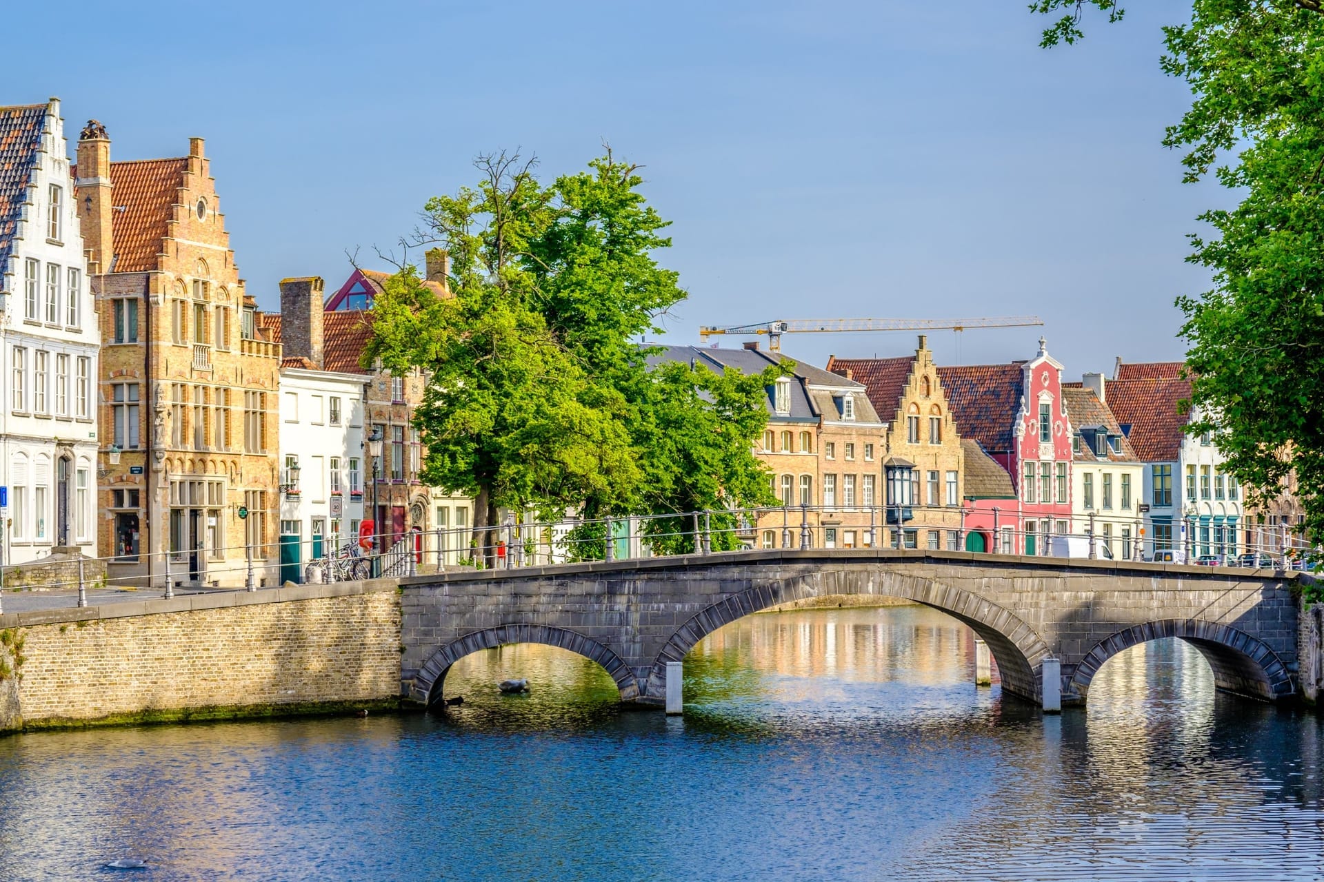 Grachtenpanorama von Brügge mit Bogenbrücke und historischen Giebelhäusern
