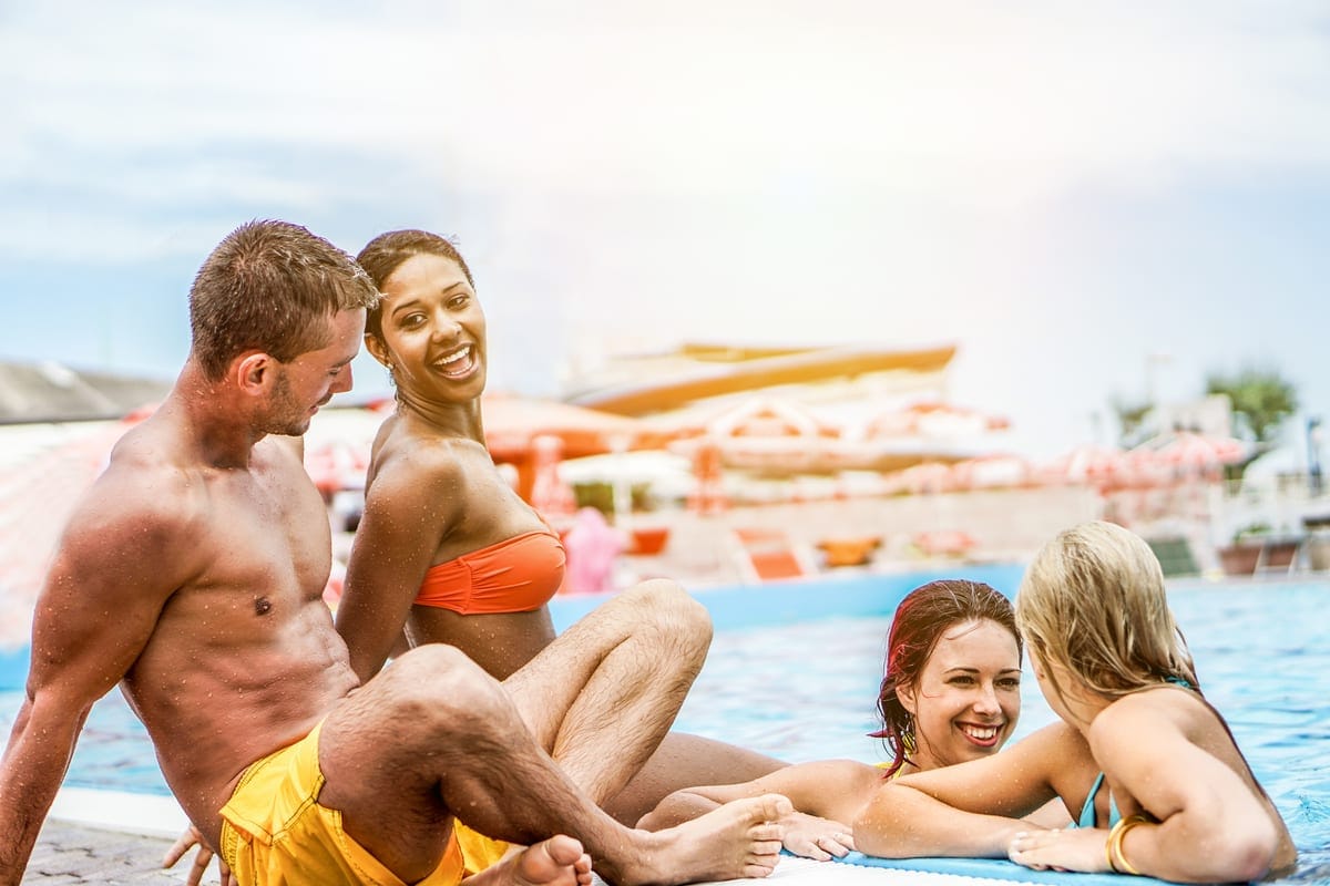 Urlauber am Pool eines Kreuzfahrtschiffs