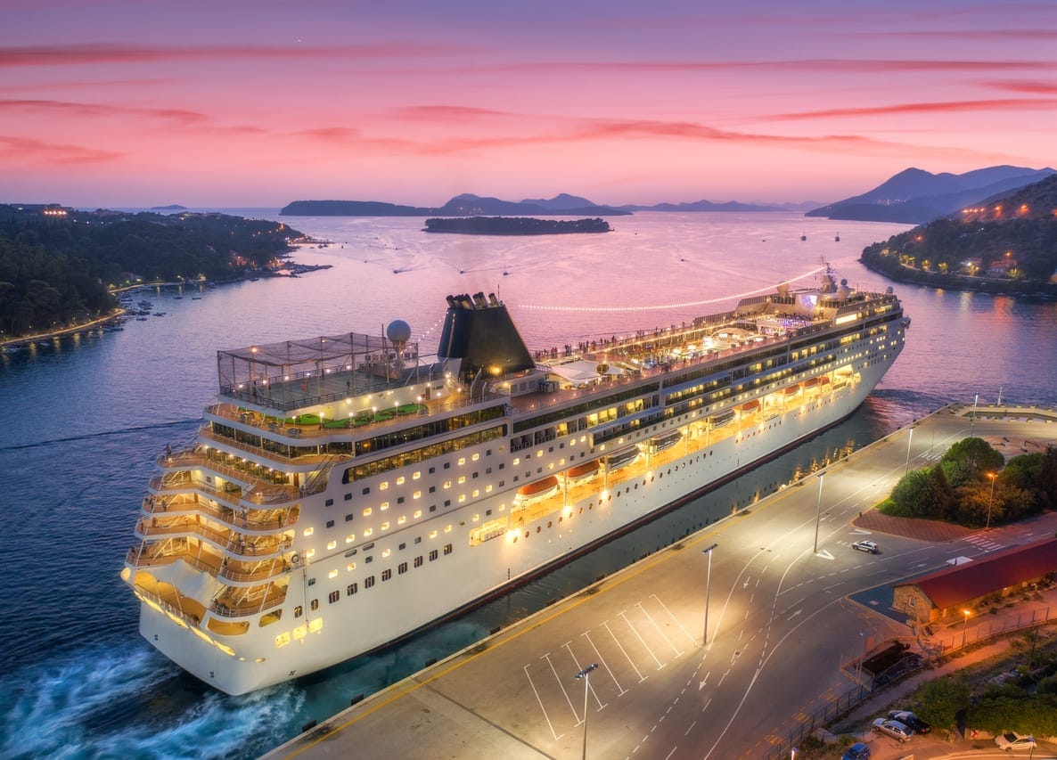 Kreuzfahrtschiff am Hafen Gruž in Dubrovnik bei Nacht