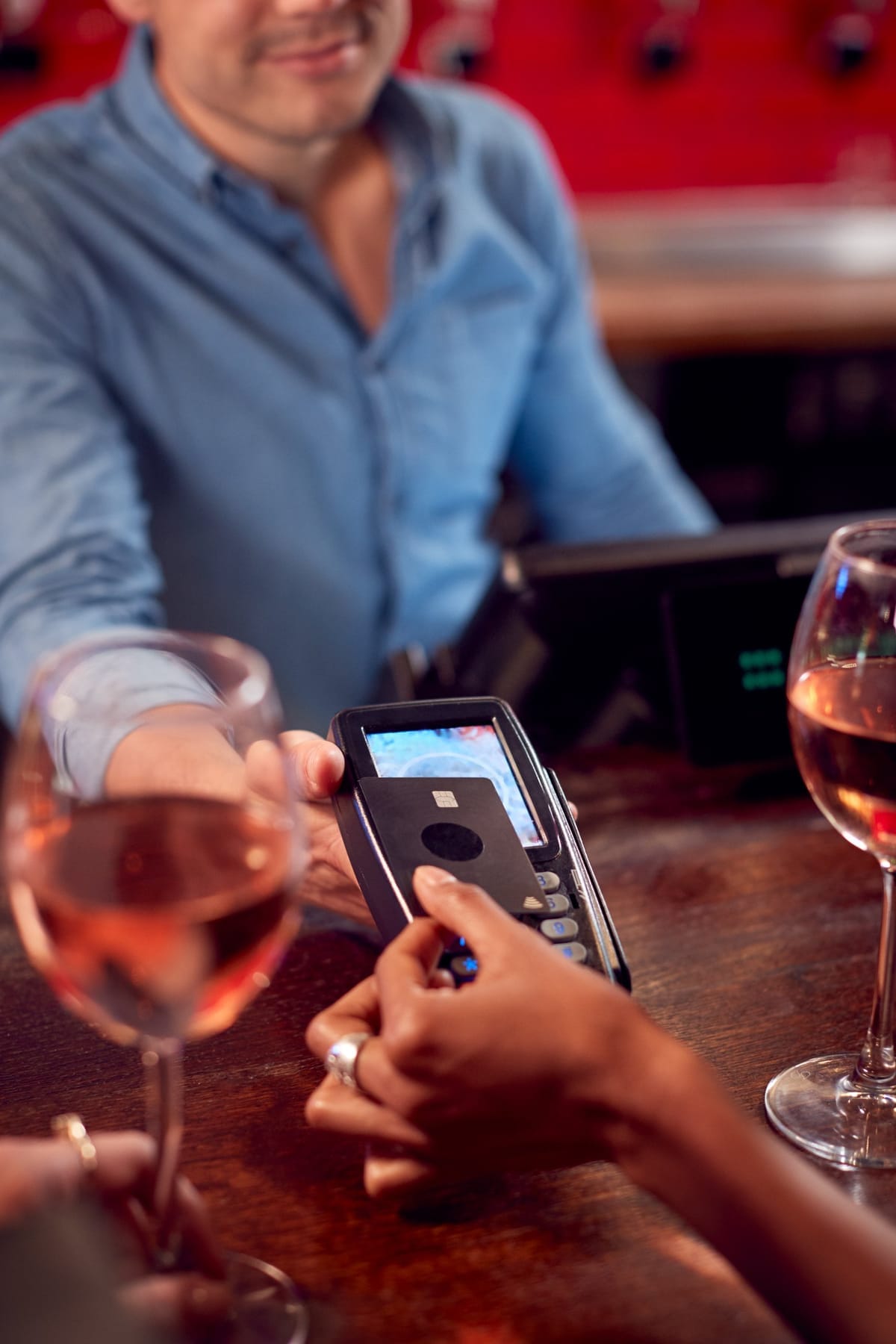 Bordkarte einer Kreuzfahrt wird an einer Bar zum bargeldlosen Bezahlen genutzt