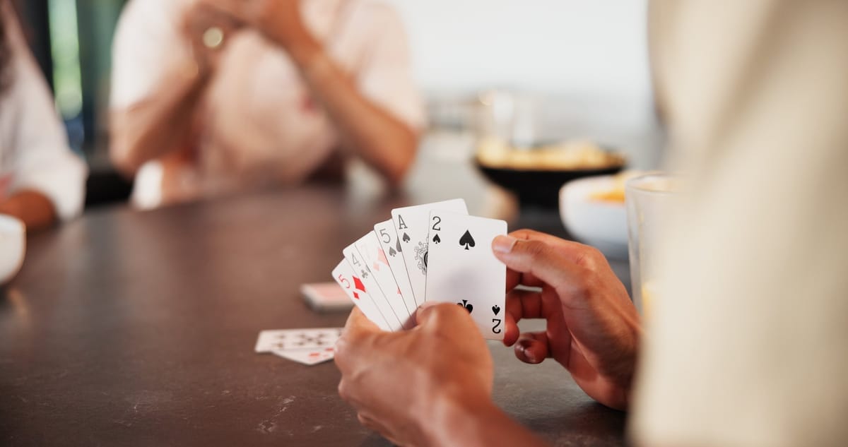 Passagiere spielen entspannt Karten- und Gesellschaftsspiele an Bord
