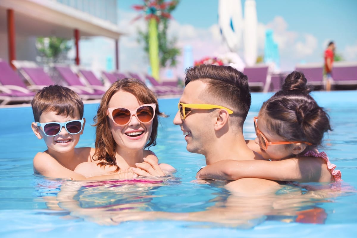 Mehrgenerationen-Familie entspannt gemeinsam am Pooldeck eines Kreuzfahrtschiffs