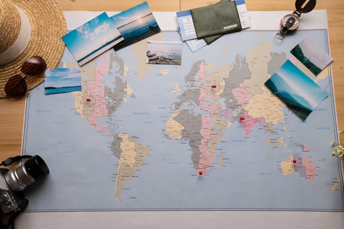 Reiseplanung mit Landkarte für die erste Kreuzfahrt