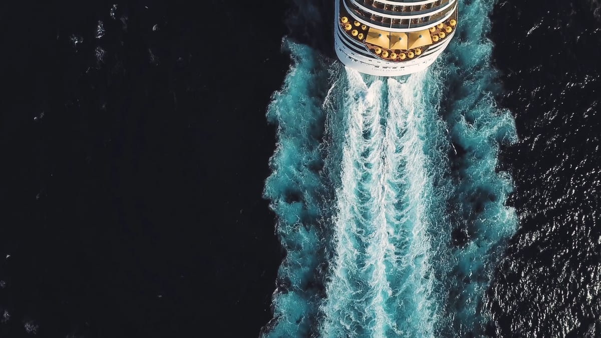 Heck eines Kreuzfahrtschiffs mit Blick auf das Kielwasser